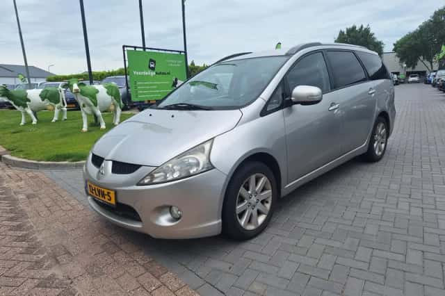 Mitsubishi Grandis (2010) thumbnail 1