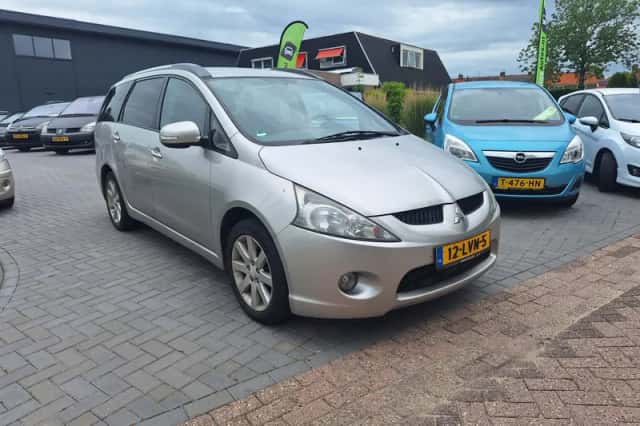 Mitsubishi Grandis (2010) thumbnail 2