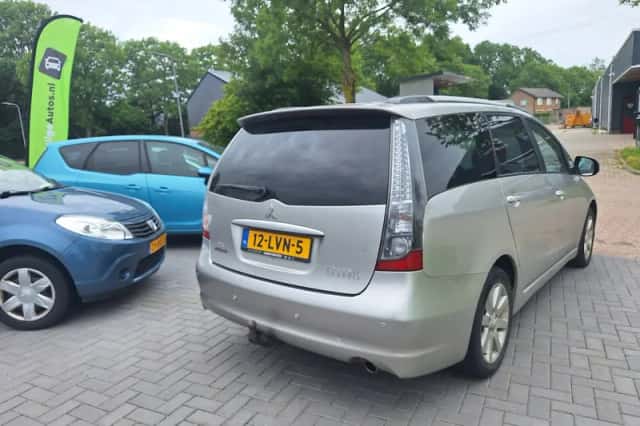 Mitsubishi Grandis (2010) thumbnail 3