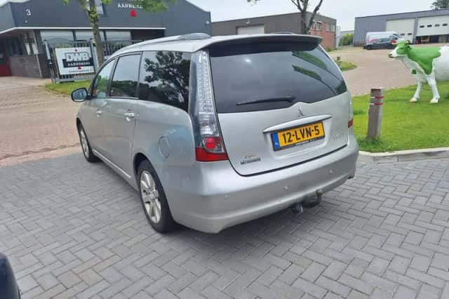 Mitsubishi Grandis (2010) thumbnail 4