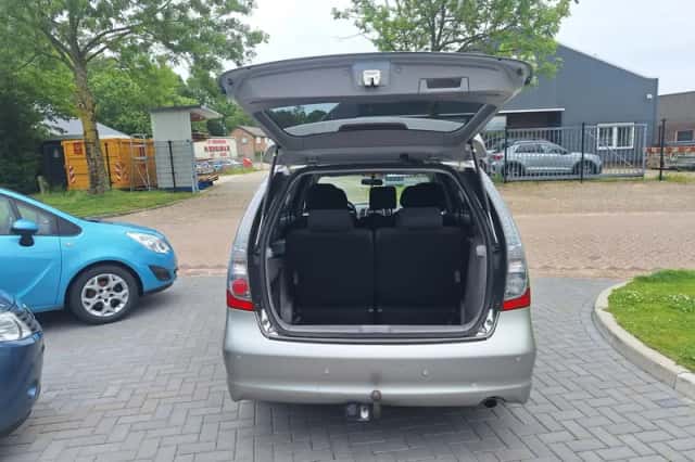Mitsubishi Grandis (2010) thumbnail 5