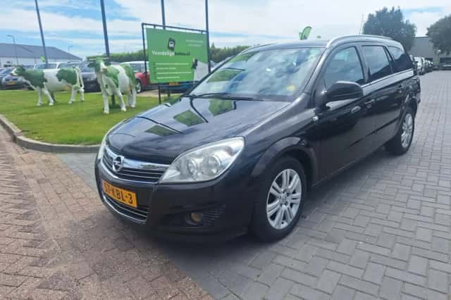 Opel Astra (2009) thumbnail 1