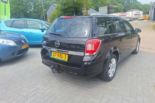 Opel Astra (2009) thumbnail 3