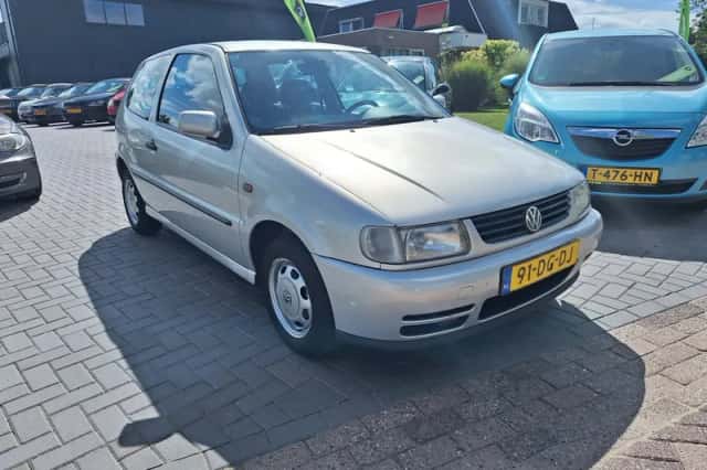 Volkswagen Polo (1999) thumbnail 2