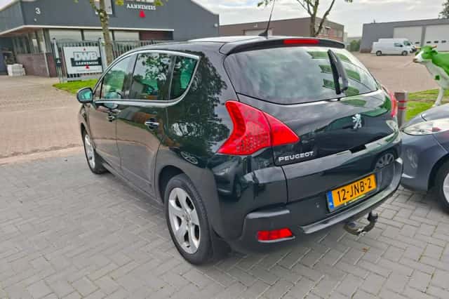 Peugeot 3008 (2009) thumbnail 3