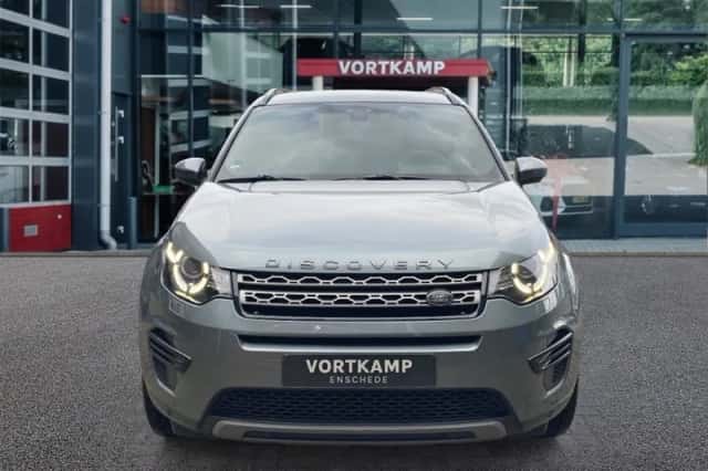 Land Rover Discovery (2016) thumbnail 2