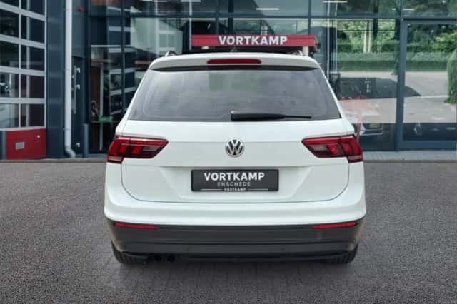 Volkswagen Tiguan (2016) thumbnail 6