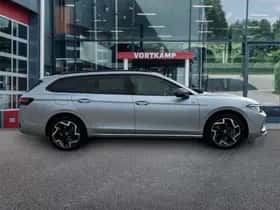Volkswagen Passat (2024) thumbnail 4