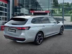 Volkswagen Passat (2024) thumbnail 5
