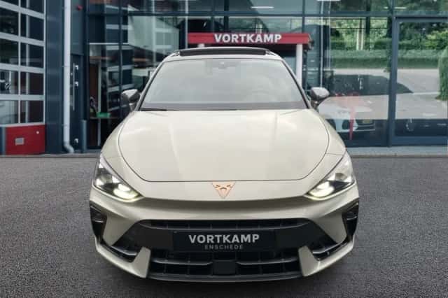 CUPRA Leon (2024) thumbnail 2