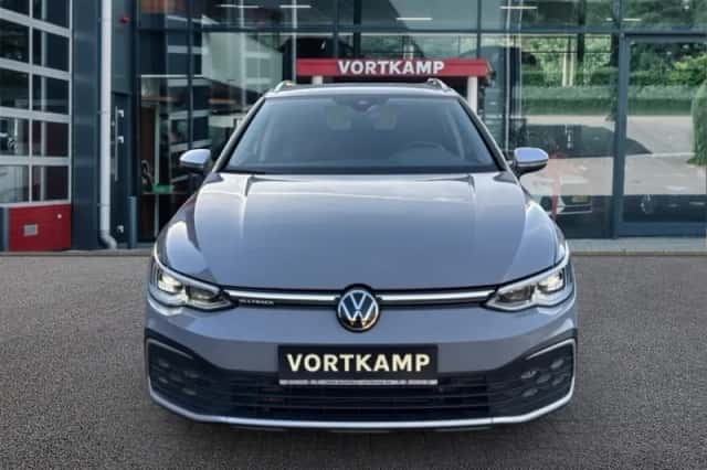 Volkswagen Golf (2022) thumbnail 2
