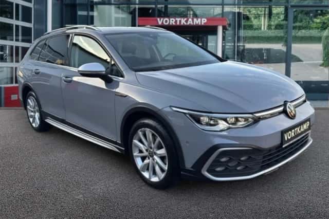Volkswagen Golf (2022) thumbnail 3