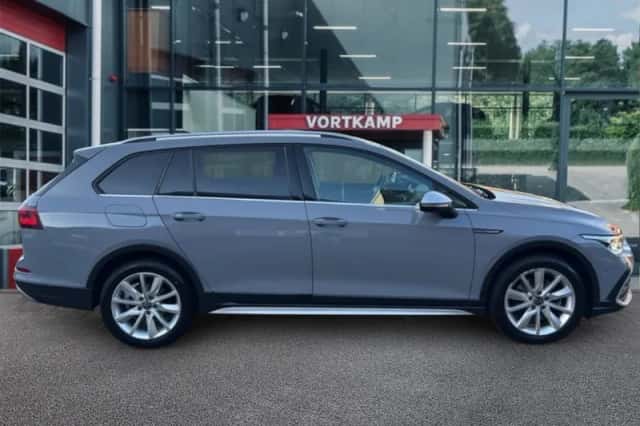 Volkswagen Golf (2022) thumbnail 4