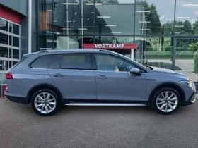 Volkswagen Golf (2022) thumbnail 4