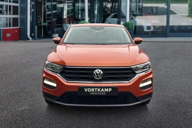 Volkswagen T-Roc (2018) thumbnail 2