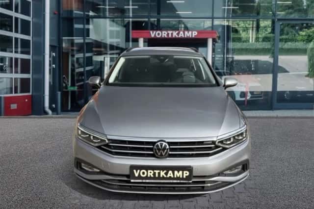 Volkswagen Passat (2023) thumbnail 2