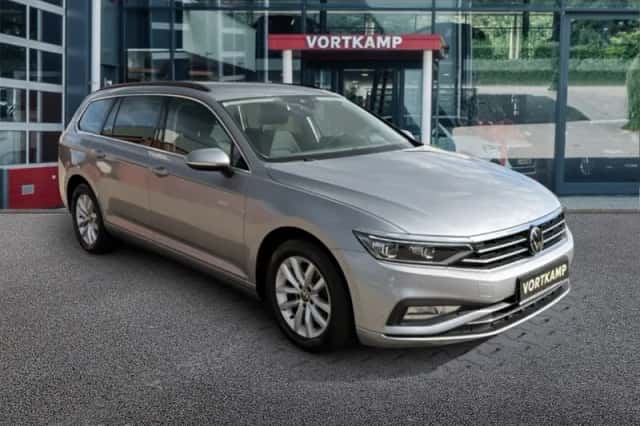Volkswagen Passat (2023) thumbnail 3