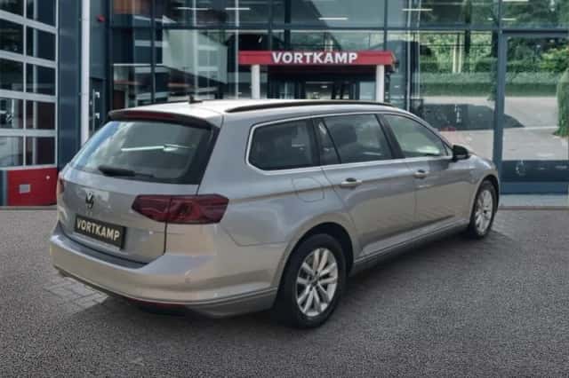 Volkswagen Passat (2023) thumbnail 5