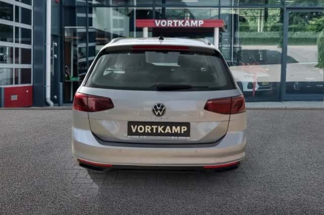 Volkswagen Passat (2023) thumbnail 6