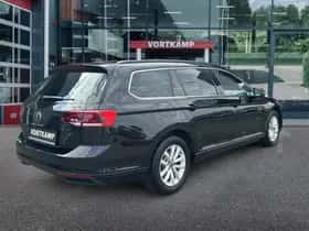 Volkswagen Passat (2022) thumbnail 5
