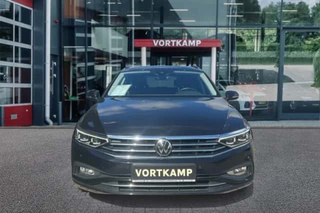 Volkswagen Passat (2021) thumbnail 2