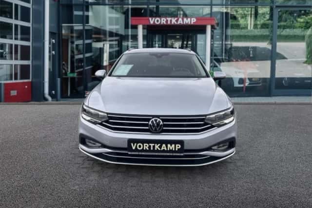Volkswagen Passat (2022) thumbnail 2