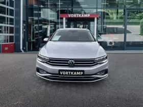 Volkswagen Passat (2022) thumbnail 2