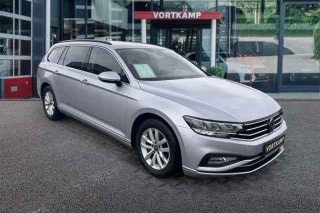 Volkswagen Passat (2022) thumbnail 3