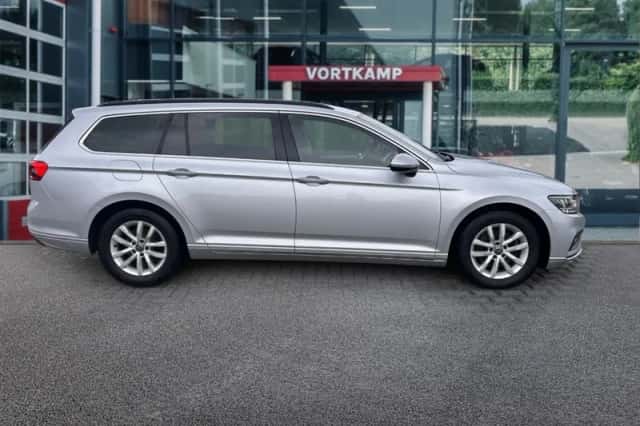 Volkswagen Passat (2022) thumbnail 4