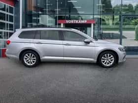 Volkswagen Passat (2022) thumbnail 4