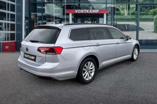 Volkswagen Passat (2022) thumbnail 5