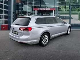 Volkswagen Passat (2022) thumbnail 5