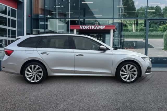 Škoda Octavia (2021) thumbnail 4