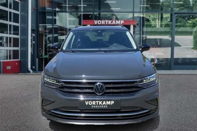 Volkswagen Tiguan (2021) thumbnail 2
