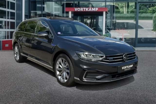 Volkswagen Passat (2021) thumbnail 3