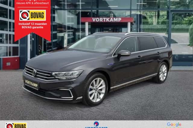 Volkswagen Passat (2022) thumbnail 1