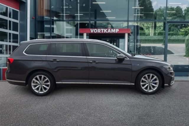 Volkswagen Passat (2022) thumbnail 4
