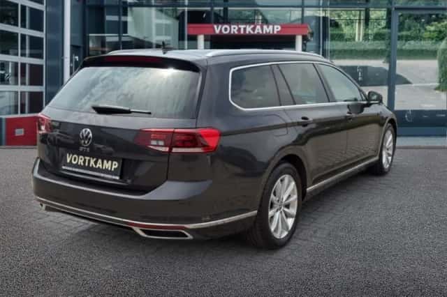 Volkswagen Passat (2022) thumbnail 5