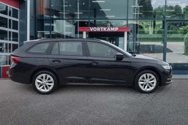 Škoda Octavia (2022) thumbnail 4