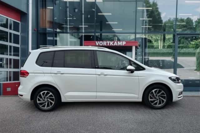 Volkswagen Touran (2017) thumbnail 4