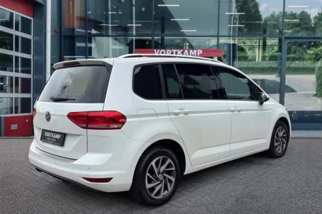 Volkswagen Touran (2017) thumbnail 5