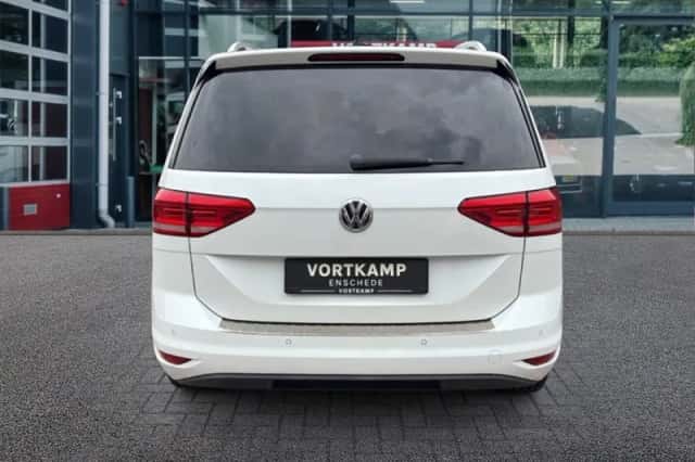 Volkswagen Touran (2017) thumbnail 6