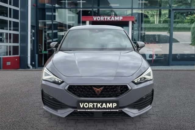 CUPRA Leon (2022) thumbnail 2