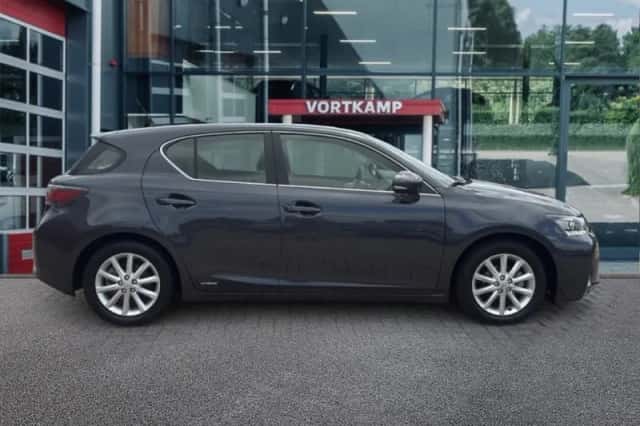 Lexus CT (2011) thumbnail 4