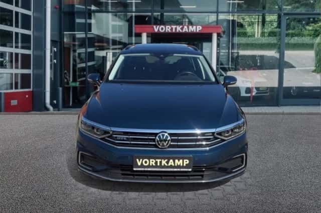 Volkswagen Passat (2021) thumbnail 2