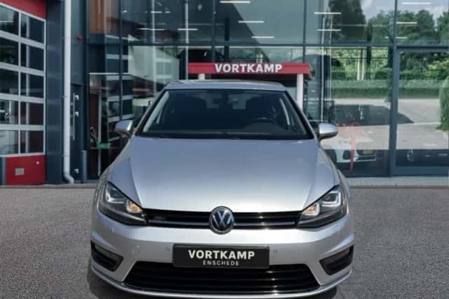 Volkswagen Golf (2016) thumbnail 2