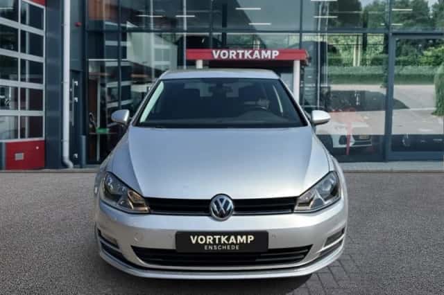 Volkswagen Golf (2016) thumbnail 2