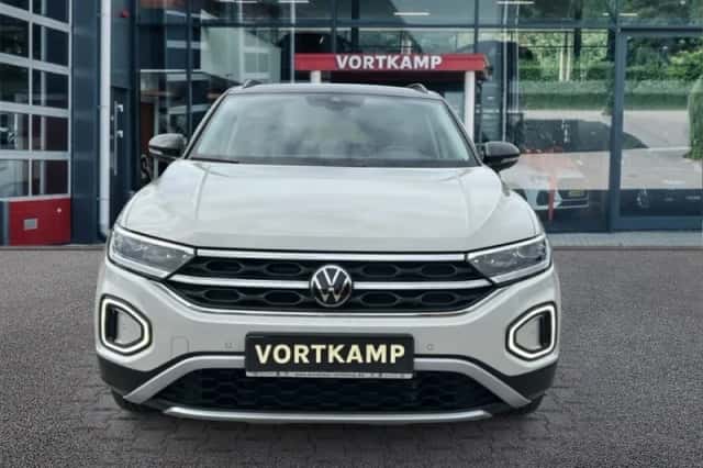 Volkswagen T-Roc (2022) thumbnail 2