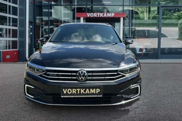 Volkswagen Passat (2022) thumbnail 2