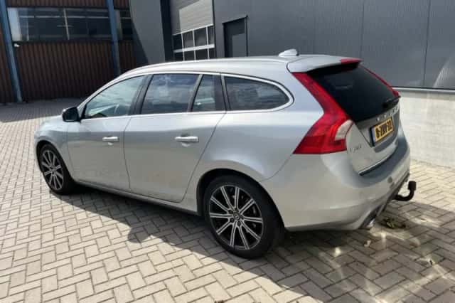 Volvo V60 (2015) thumbnail 3